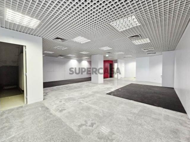 Loja comercial em Rio de Mouro, Sintra