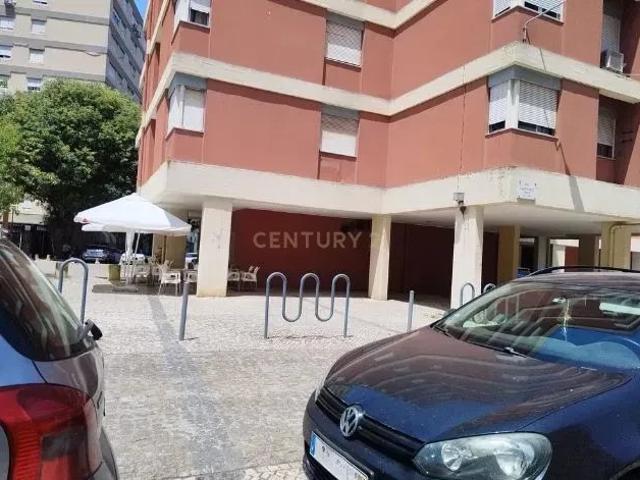 Loja Comercial no Bairro das Amendoeiras em Marvila, Lisboa