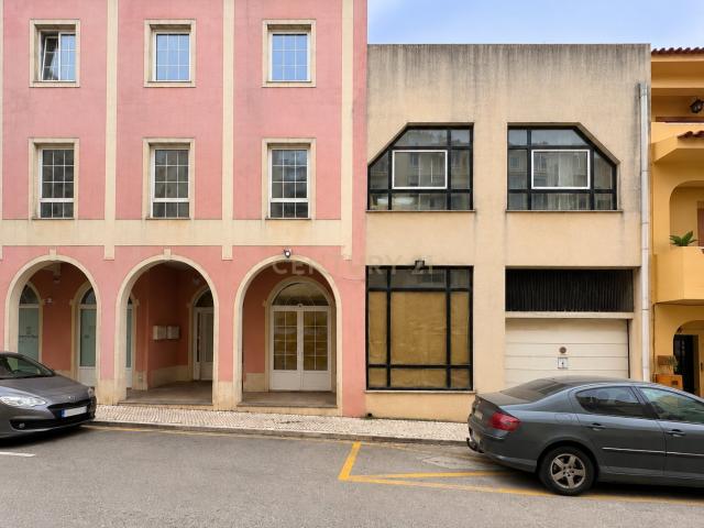 Loja Comercial para Arrendamento no Centro de Lagoa, Algarve