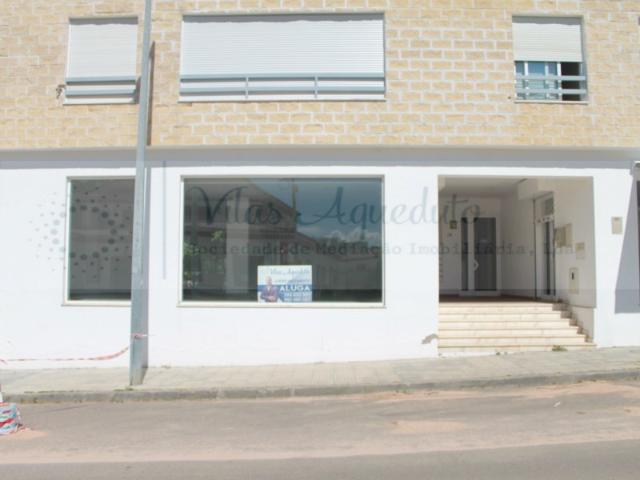 Loja comercial para arrendamento, situada em zona central e de forte passagem, com excelente visibilidade e acessibilidade