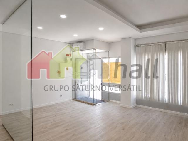 Loja Comercial Remodelada no Bonfim, Setúbal Pronto a Entrar!