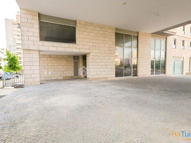 LOJA CONTRUÇÃO NOVA COM SAÍDA DE FUMOS | 261 M² | ADAPTE AO SEU NEGÓCIO | LUMIAR | 26064090514