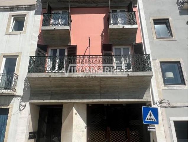 Loja da banca com 458 m2 composta por 2 Pisos e Armazém situada na Estrela em Lisboa
