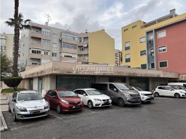 Loja da banca com 370 m2 composta por RC e cave situada no centro da Póvoa de Santo Adrião