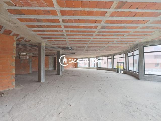 Loja de Gaveto com Elevada Visibilidade com cave, arrecadação, garagem e terraço Madalena, Vila Nova de Gaia