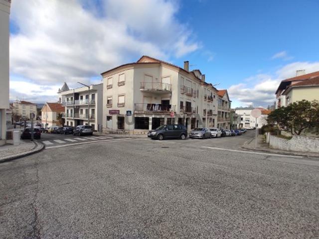 Loja de Gaveto com Potencial para Clínicas e Serviços Centro de Alcanena