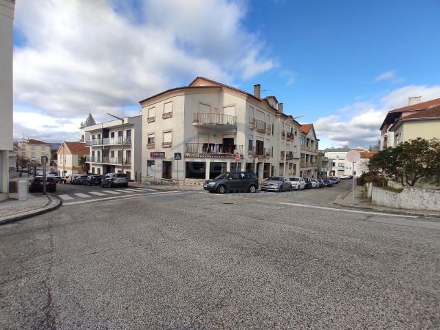 Loja de Gaveto com Potencial para Clínicas e Serviços Centro de Alcanena