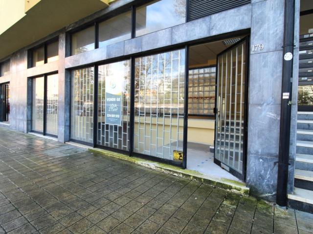 Loja de rua ao metro Combatentes