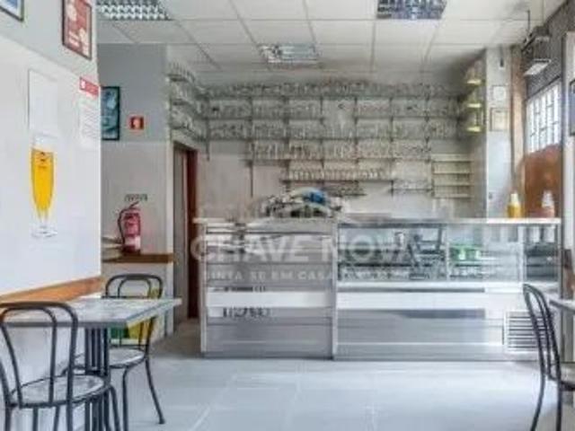 Loja de Rua com 2 Montras | Benfica | Ideal para Comércio ou Investimento
