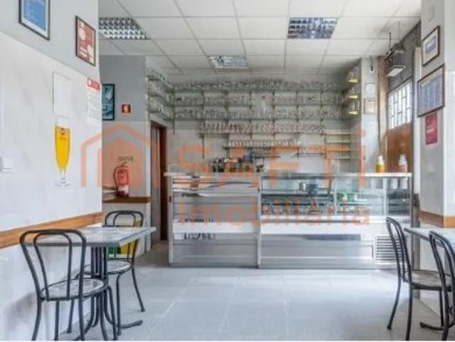 Loja de rua com 2 montras e 2 pisos em Lisboa