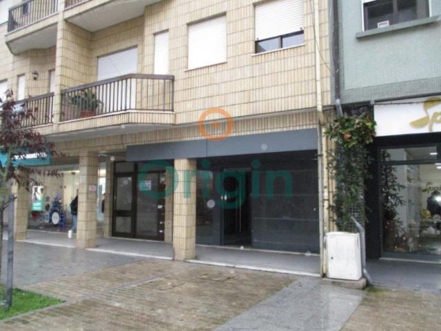 Loja de rua com boa montra, Paços de Ferreira