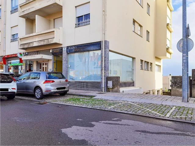 Loja de rua em Valbom, em frente aos Bombeiros, com 85 m2 de área útil