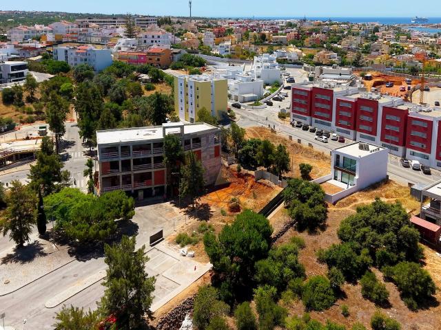 Loja, de 172m², com Esplanada e casa de banho, localizado na Urbanização Encosta da Bela Vista, Parchal