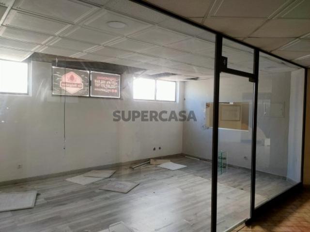 Loja de 24,40 m² no Edifício Varandas do Mar em Albufeira
