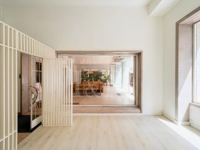 Loja de 20m2 com montra para arrendar no Chiado, Lisboa