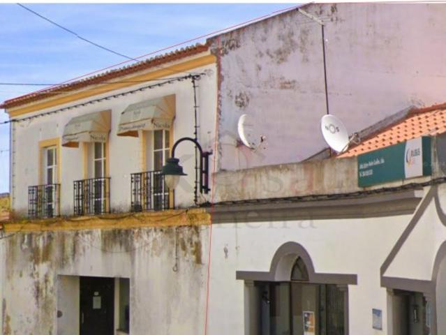 Loja de 2 pisos destinada a comércio de rua com 226 m², na localidade de Pias Serpa