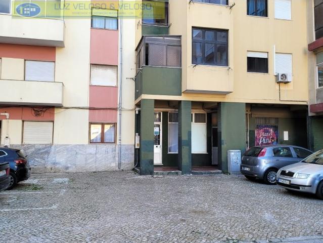 Loja de 38,27 m2 com cave de 300,00 m2. Alto do Seixalinho, Barreiro
