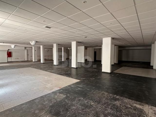 Loja de 400m2 no centro da Bobadela, Loures