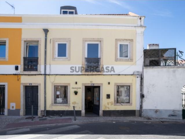 Loja de 52 m² no Coração de Almada Excelente Visibilidade e Potencial Comercial