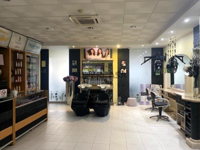 Loja e Garagem no Centro Comercial Aranguês em Setúbal