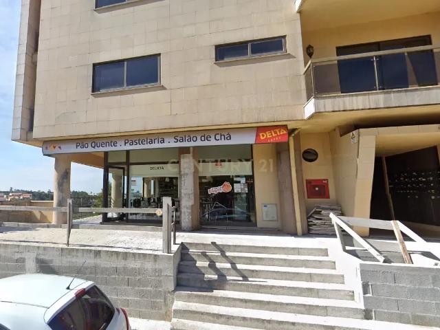 Loja e duas garagens na Quinta do Areeiro Oportunidade de Investimento