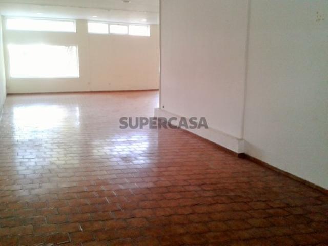 Loja em Nogueira
