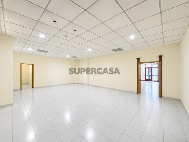 Loja em Águas Santas com 240 m²