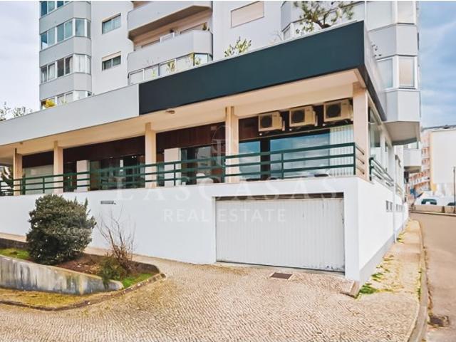 Loja em Coimbra com 6 lugares de garagem