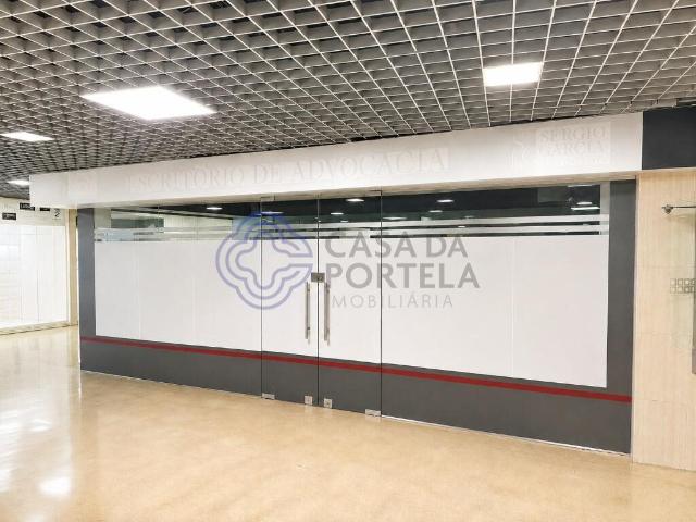 Loja em Esquina | 2 Montras | Centro Comercial da Portela 44m² Moscavide e Portela