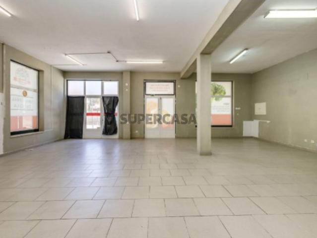Loja em Leiria Urbanização Telheiro 124m2