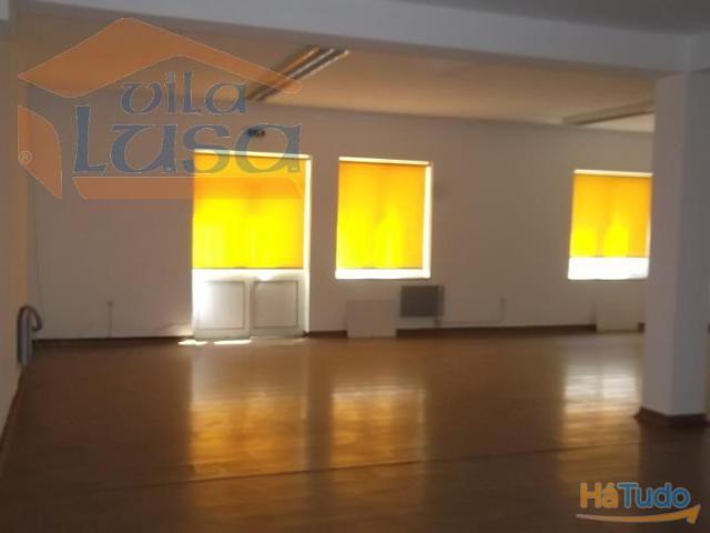 Loja em rés do chão com 170m2 no centro de Abraveses.Para visitar ou mais informações ligue o 939986987/232471632. | 26084074051