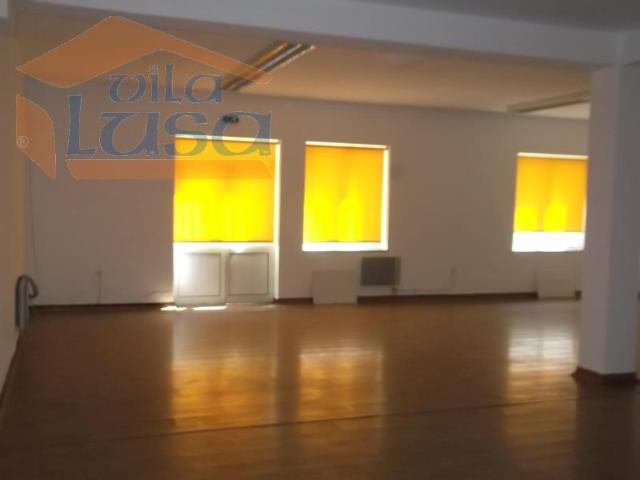 Loja em rés do chão com 170m2 no centro de Abraveses.Para visitar ou mais informações ligue o 939986987/232471632