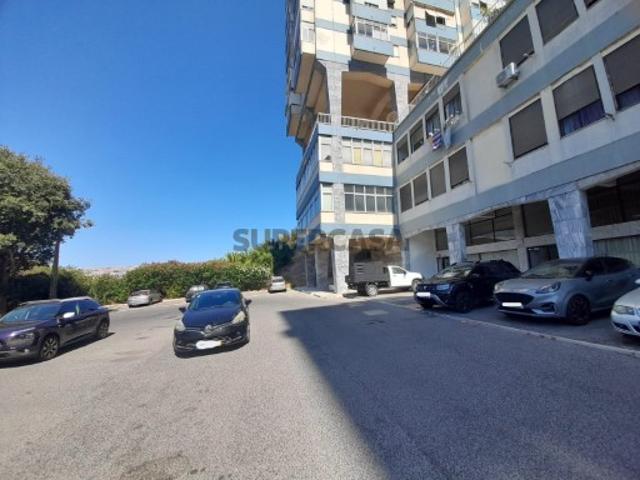 Loja em Santa Clara, Lisboa