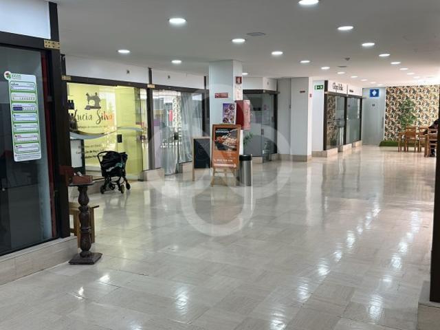 Loja Escritório no Shopping Centre das Pedralvas Benfica, Lisboa