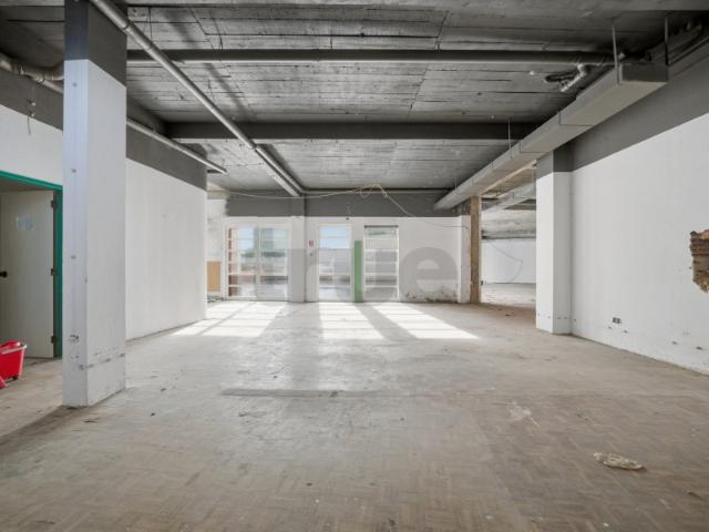 Loja / Espaço Comercial em Open Space com Terraços, para Arrendamento, no Centro de Algés