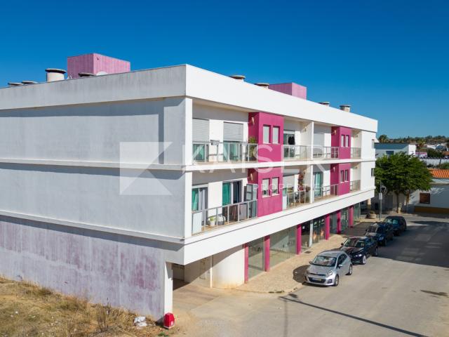 Loja espaçosa com arrecadação e garagem com infinitas possibilidades para o seu negócio na Guia