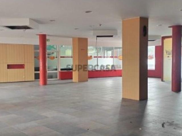 Loja / Estabelecimento Comercial em Fervença de 442,00 m²
