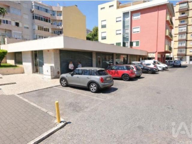 Loja / Estabelecimento Comercial em Póvoa De Santo Adrião E Olival Basto de 362,00 m²