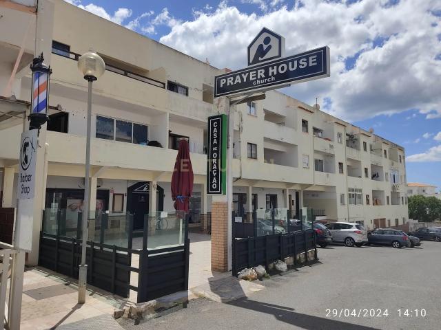 Loja junto à estrada de Santa Eulália na zona de restaurantes e comércio