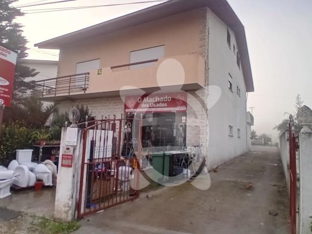 Loja junto à zona comercial de Eiras