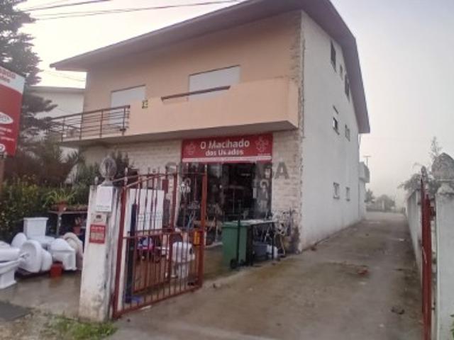 Loja junto à zona comercial de Eiras