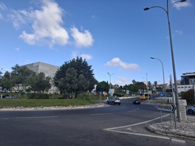 Loja localizada no centro da Brandoa