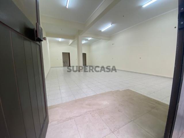Loja para comércio na Av. Cidade de Lisboa, São Marcos com montra em zona movimentada, com arrecadação e W.C