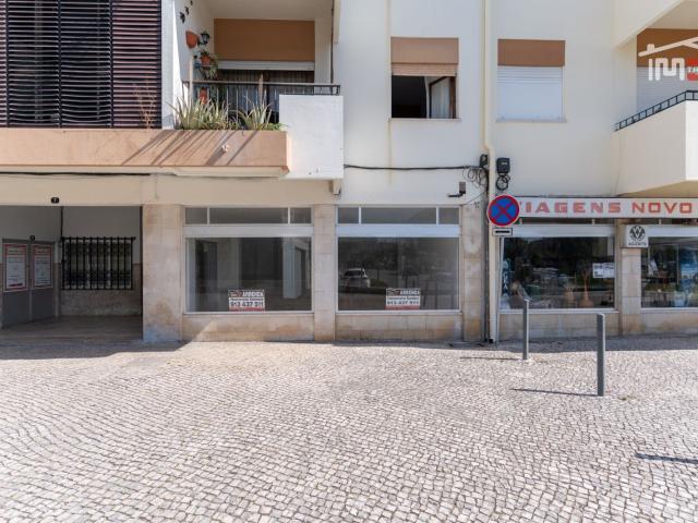 LOJA PARA COMERCIO TOTALMENTE REMODELADA JUNTO AO TRIBUNAL DE OUREM