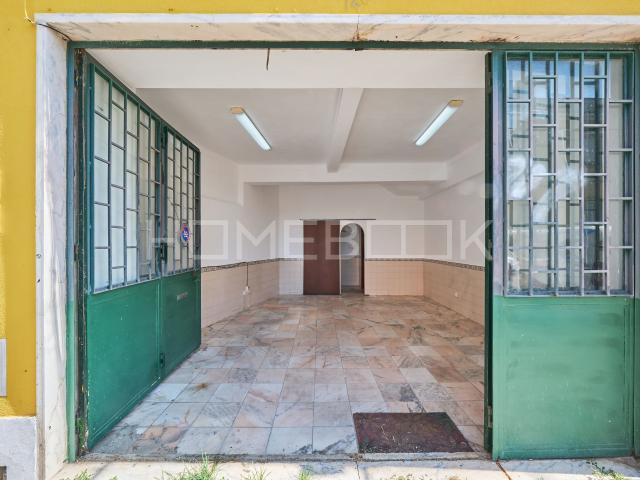Loja para arrendamento na Rua Damasceno Monteiro na Graça em Lisboa
