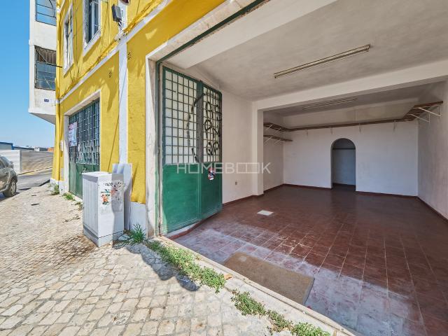Loja para arrendamento na Rua Damasceno Monteiro na Graça em Lisboa