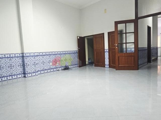 Loja para arrendamento com 64 m2 localizada no centro do Barreiro