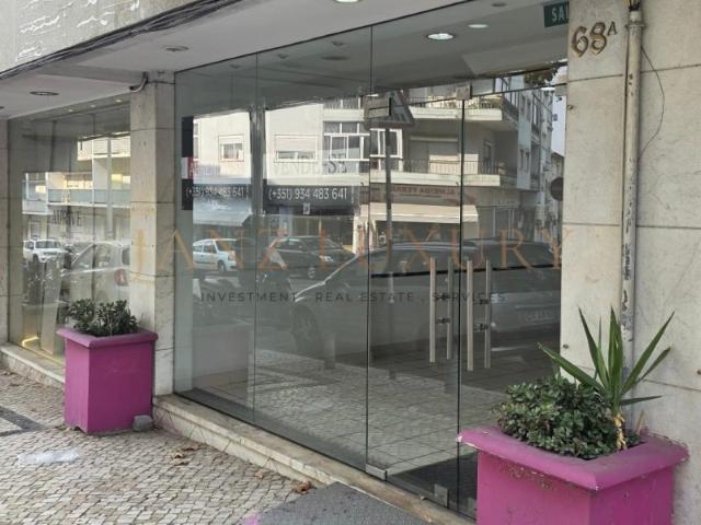 Loja para Arrendamento em Almada | 109 m² | Ideal para Comércio ou Serviços