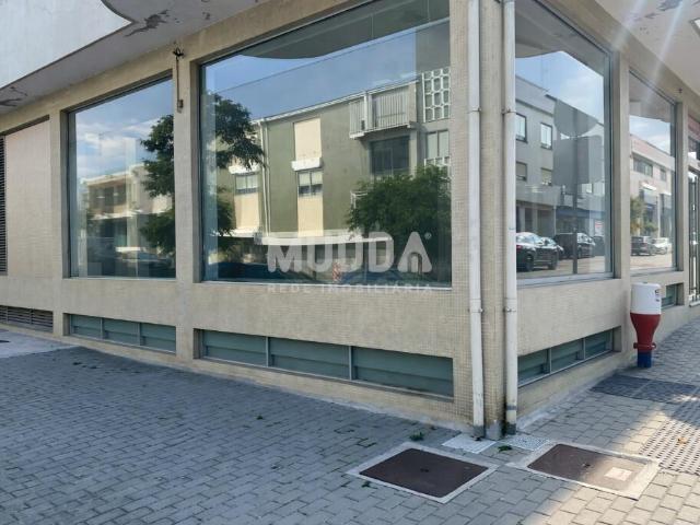 Loja para Arrendamento em Espinho — Localização Premium