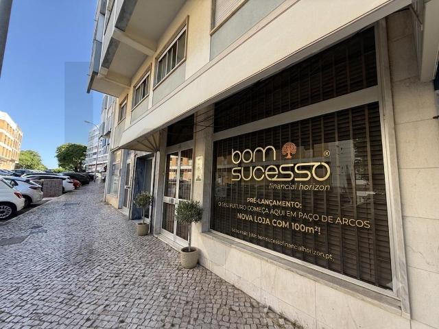 Loja para Arrendamento | 67 m² | Paço de Arcos | Localização Premium